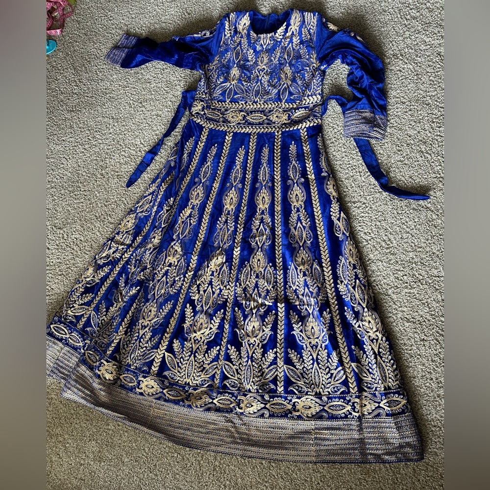 Beautiful velvet thoub